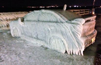 Video: Zaparkuješ auto a vyzdvihneš ľadovú sochu!