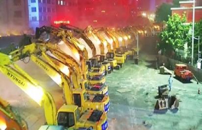 Expresná demolácia: 116 strojov zbúralo nadjazd za 1 noc!