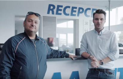 Leoš Mareš a Patrik Hezucký na pobočke AAA Auto v Prahe.