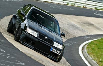 VIDEO: 400 koňová Octavia I uháňa na Nordschleife!