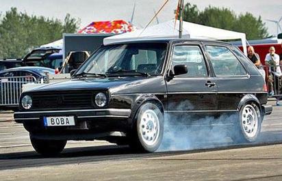 VIDEO: VW Golf II udupe Chiron, Aventador aj M5-ku do zeme!