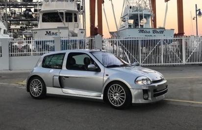 230 koňové Clio, ktoré ťa zaručene posadí do sedačky!