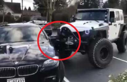 Video: Drsná lekcia parkovania - Jeep vs. BMW! 