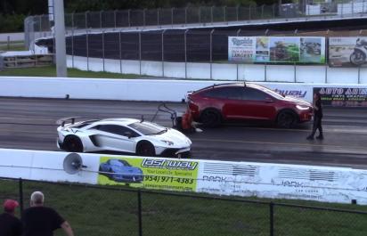 VIDEO: Tesla Model X vs. Lamborghini Aventador!