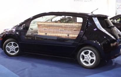 Najbizarnejší pohrebák: elektrický Nissan Leaf s prútenou rakvou?