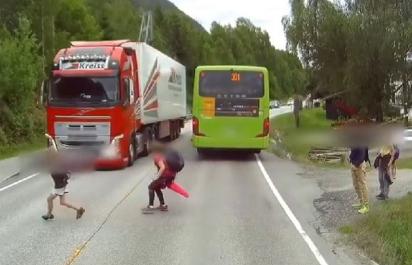 Video: Kamión vs. dieťa pod kolesami!