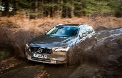 Terénne Volvo V90 Cross Country: Prekvapí v bahne + vráti vášeň do života!