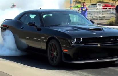 Video: 716 koní Chalangeru Hellcat vs. dedo za volantom!