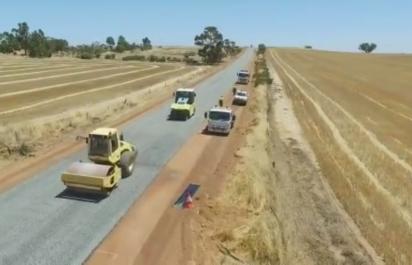 VIDEO: ako v Austrálií pokladajú cestu, inšpirácia pre našich cestárov