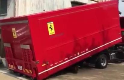 Video: Ako sa rozbaľuje nové Ferrari? Priamo pred očami! 