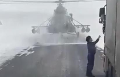 VIDEO: vrtuľník pristál na ceste, posádka sa spýtala vodiča na cestu
