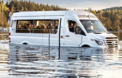 Češi postavili plávajúci minibus!