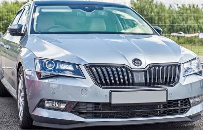 Superb na druhú: 560 koní a stovka za 3,3 s!