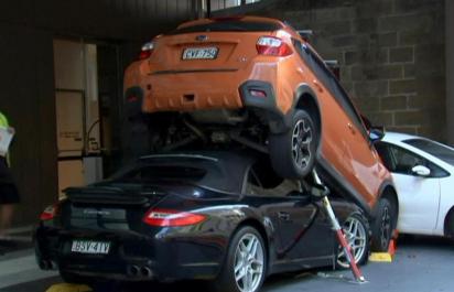 VIDEO: Hotelový poslíček parkoval Porsche, takto to skončilo!