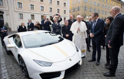 Pápež predáva svoje Lamborghini! Nevyužíval ho.