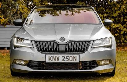 Škoda Superb 4x4 raketa: 568 koní pokorí BMW M5! 