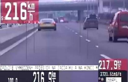 Nový rekord - Cestný pirát z ČR: 216 km/h s pokutou 800€!
