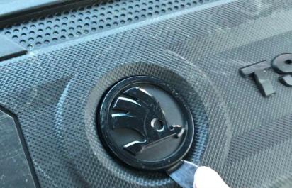 VIDEO: čo sa nachádza pod logom Škoda na motoroch! Toto by ste nečakali!