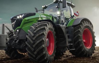 Najrýchlejší traktor na svete: 7,7 ton vážiaci kolos dá 130 km/h na snehu!