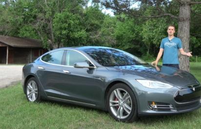 Kúpil najlacnejšiu 6 ročnú Teslu Model S na svete! Za koľko?