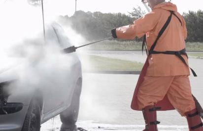 VIDEO: Peugeot 206 vs. wapka s tlakom 3 000 barov!