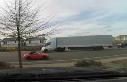 Video: Nečakaná akcelerácia ťahača - 100 km / h za 5 s.!