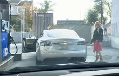 Žena natankovala benzín do elektrickej Tesly! Čo sa stalo?
