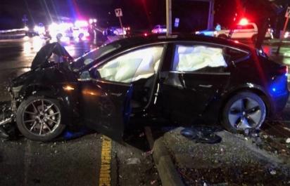 Tesla Model 3 na totálku: Nehoda pri 96 km / h bez zranení!