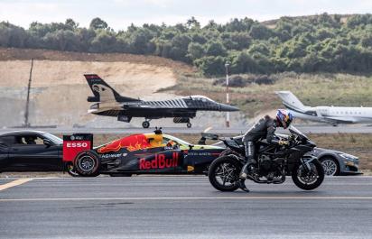 VIDEO: ultimátny súboj, F1 vs. stíhačka vs. motorka vs. lietadlo vs. Tesla vs. športiak!