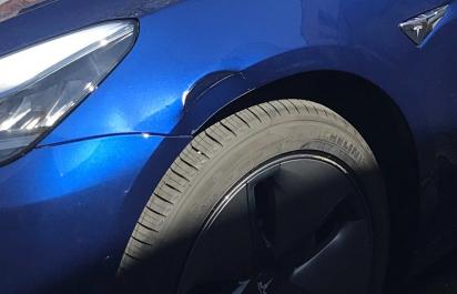 Oprava tohto blatníka Tesly Model 3 stojí 5 800€! Prečo?