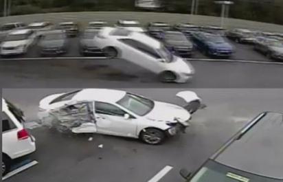 Video: Vodič Toyoty pri rýchlej jazde v bezvedomí preskočil 12 áut