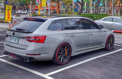 Nenápadná Škoda Superb Combi s takmer 400 koňmi!