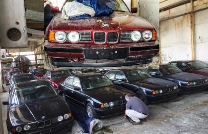 Unikátny nález po 25 rokoch: 11 BMW z roku 1994 s nulovým nájazdom!