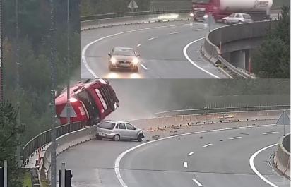 Tragická nehoda: Pád ťahača s cisternou do 20 m rokliny 