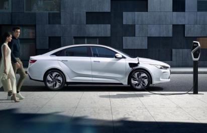 Čínsky konkurent Tesly Model 3 príde do Európy! Bude lacnejší!