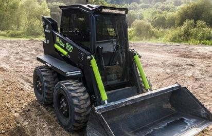 Prvý elektrický šmykom riadený nakladač zo Slovenska