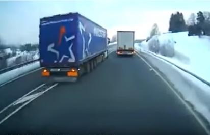 VIDEO: za tento predbiehací manéver dostal český vodič 2 roky a 3 mesiace basy! Súhlasíte?