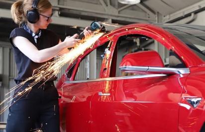 Žena prerobila Model 3 na vysnívaný Tesla super pick-up