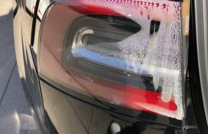 Ďalší dôkaz nekvality Tesly: voda vo svetle nového auta! Zákazníci rušia objednávky...