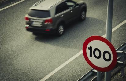 Na diaľnici v Holandsku už len 100 km/h. Nepáči sa to ani policajtom!