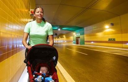 VIDEO: kuriozity z českého tunela: so psom alebo aj s kočiarom!