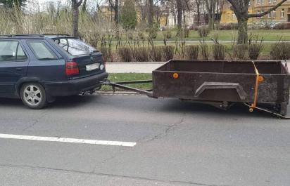 Vodičovi Felicie na vlečke odpadlo koleso. Použil skateboard!