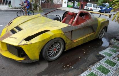 Lacné LaFerrari z plechu hitom internetu