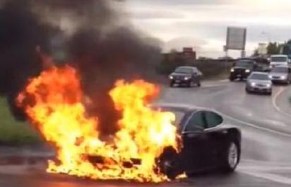 Tesla zabíja: Vodič zhorel kvôli dverám bez kľučiek