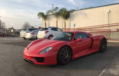 Majiteľ Porsche 918 musel vymeniť batériu. Cena? 216 000€!!!