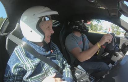 VIDEO: 80 ročnú babičku odviezol rýchlosťou 300 km/h, tá je hitom internetu!