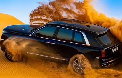 Video zážitok: Rolls-Royce divadlo v púštnych dunách!