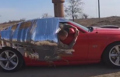 Adrenalínový test odvahy: Rus jazdil prilepený na aute v rýchlosti 140 km/h!