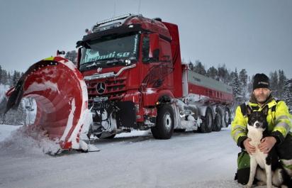 Ako sa odpratáva sneh vo Švédsku? Obrí 8x4 Mercedes s 578 koňmi