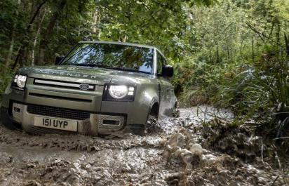Land Rover Defender vezme elektriku do terénu